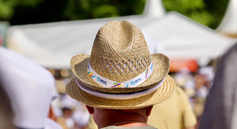 „Életünk egy jelentős szelete múlik ennek az unalmas embernek az unalmas delirálásain” – Az én hetem Krusovszky Dénessel