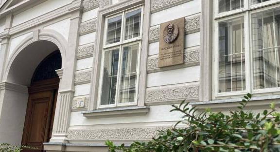 Emléktábla a zalaegerszegi múzeum homlokzatán - Korbai Károly polgármesterre emlékezünk