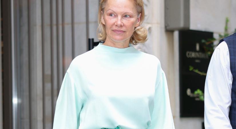 A hét szettje: Pamela Anderson tengerzöld összeállítása új szintre emeli a retró sikket