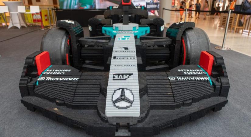 Budapestre érkezett a LEGO F1 pilótaparádé egyik sztárja