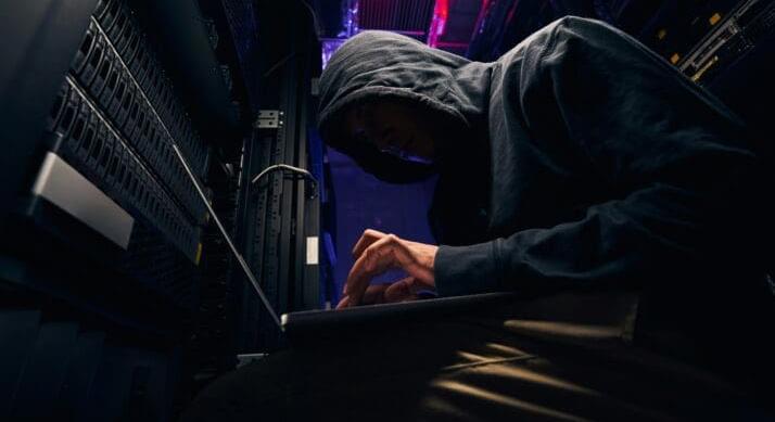 Új trükkel támadnak a hackerek – A felhasználó indítja el a vírust, és nem is sejti