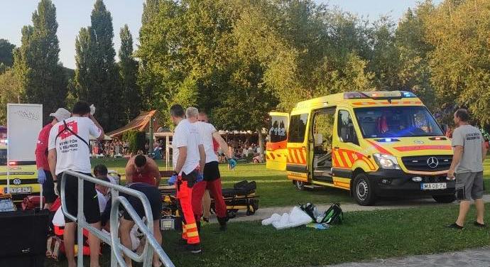 Drámai küzdelem a Balatonon: mozdulatlanul lebegett egy idős férfi a vízen – mentősök lepték el a strandot