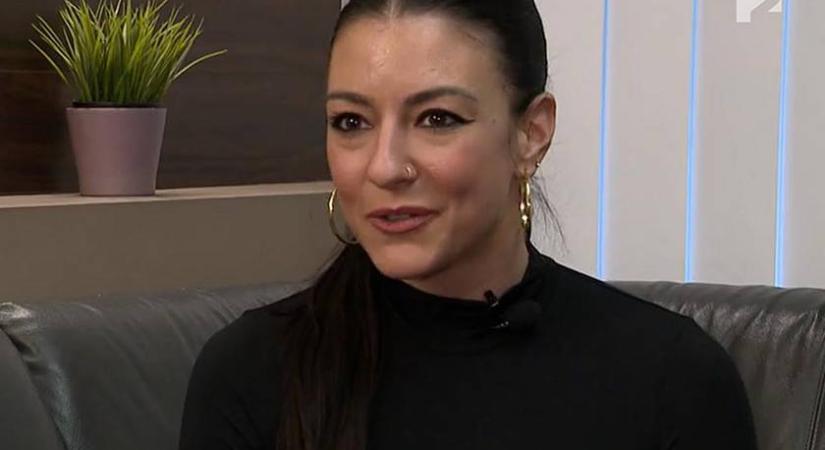 Íme Stana Alexandra Adonisz párja: Olaszországban romantikáztak a tengerparton