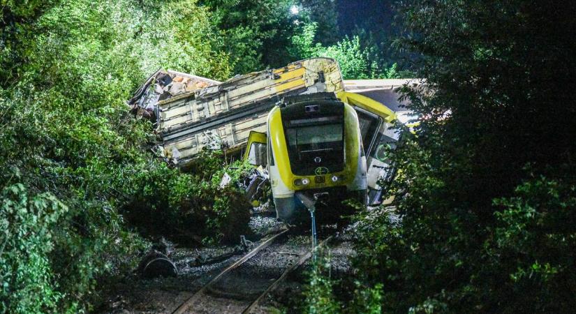 Borzalmas vonatbaleset történt Németországban, földcsuszamlás lehet az oka - video