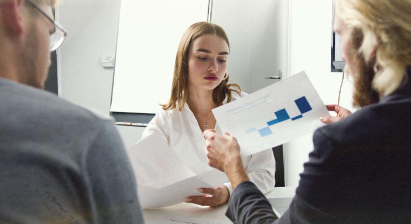 Gyakornoknak nézik, becézgetik, a véleményével nem törődnek – 30 év alatti nőként a munkahelyeken