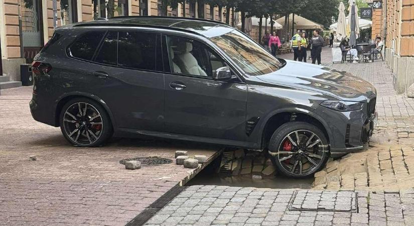 Szó szerint elsüllyedt a méregdrága BMW a magyar város utcáján - megnyílt alatta a föld