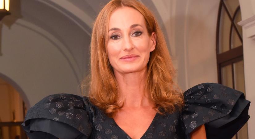 Epres Panni mindenkit túlragyogott az Anna-bálon – királynőként vonult be Daalarna ruhájában