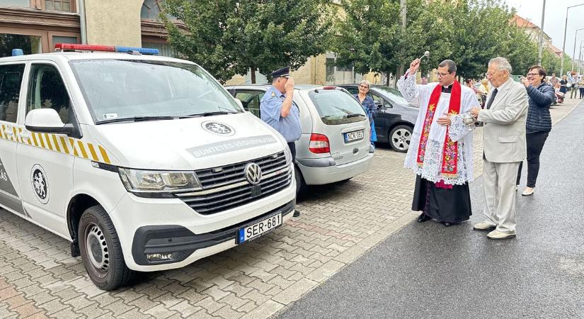 Különleges motorkerékpárok, lakókocsik és oldtimer autók is sorba álltak az áldásért – galériával