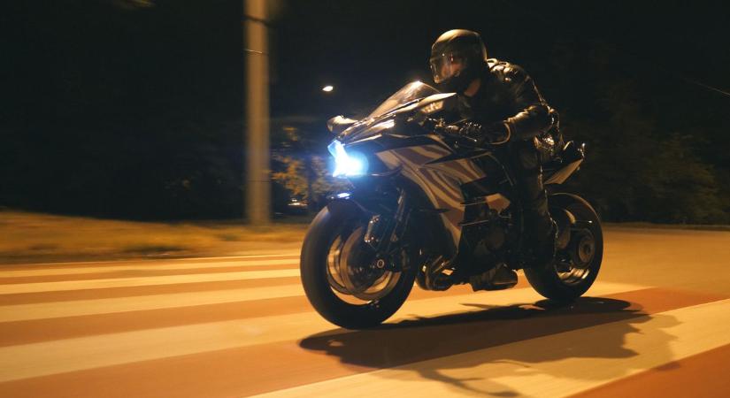 A motoros ámokfutásának majdnem frontális ütközés lett a vége