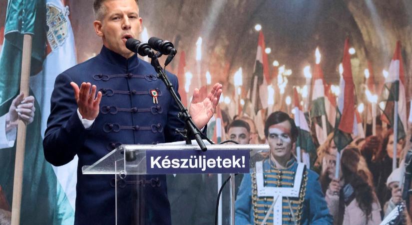 Magyar Pétert meghívták a Fidesz ékszerdobozába, ritkán látott fiait is megmutatta a tömegnek