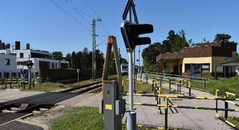 Két sorompó sem állította meg az elektromos biciklist, mindkettőt letörte