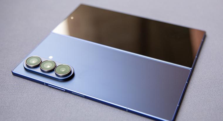Megkínozták a Samsung szupervékony csúcsmobilját: kiderült, hogy bírja a gyűrődést
