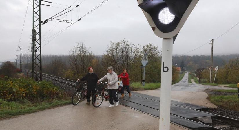 Halálos vonatbaleset  továbbra sincs sorompó ezen az útszakaszon