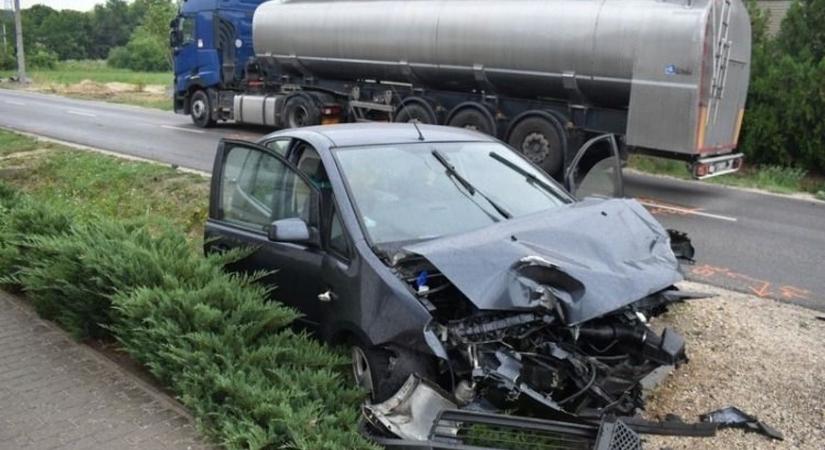 Elaludt a volánnál, majd a szemből érkező gépjármű oldalának csapódott