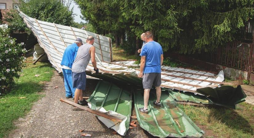 Nem kímélte a házakat a vihar Hajdú-Biharban, egymás után tépkedte le a tetőket! – fotókkal!