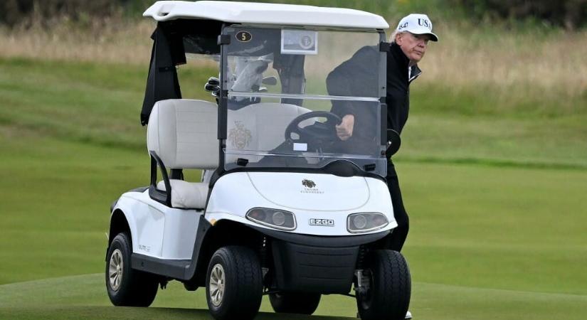 Páncélozott golfkocsival kísérgették Trumpot Skóciában, amíg ő ütögetett