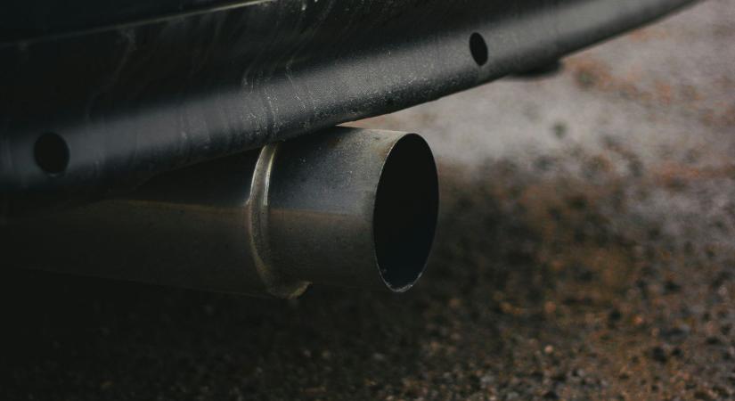 Meg lehet fulladni a benzingőzben – kipufogó gáz önti el a lakást a járó motorral várakozó autósok miatt!