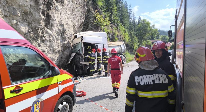 Teherautók ütköztek a Maros megyei Nyágra térségében