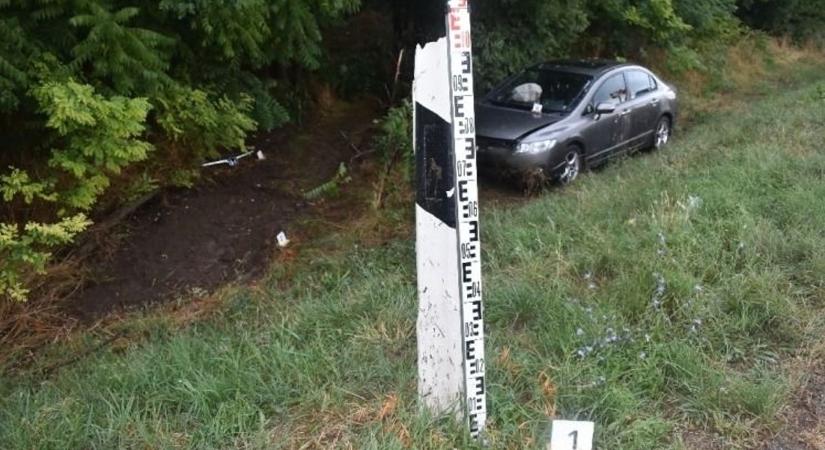 Lesodródott a nedves útról, miután túl gyorsan vette be a kanyart