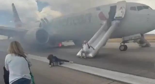 Kigyulladt egy Boeing 737-es a denveri repülőtéren, evakuálni kellett az utasokat – videó