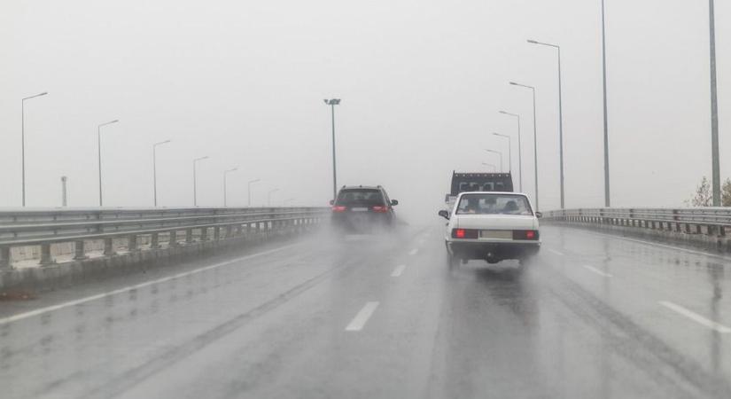 Szalagkorlátnak ütközött egy autó az M6-oson