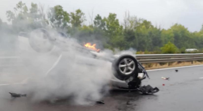 Drámai pillanatok: robbanó gázpalack, lángoló M7-es és tragikus balesetek (helyszíni fotók)