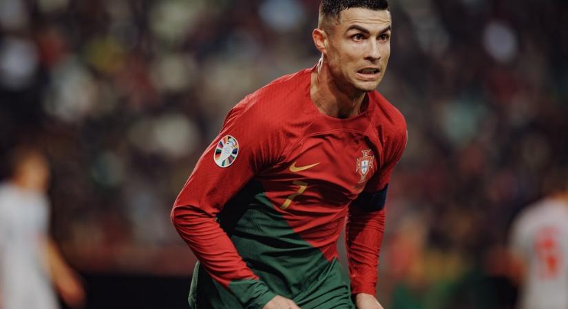 Kész téboly! Ronaldo rendőrökkel fenyegette rajongóit