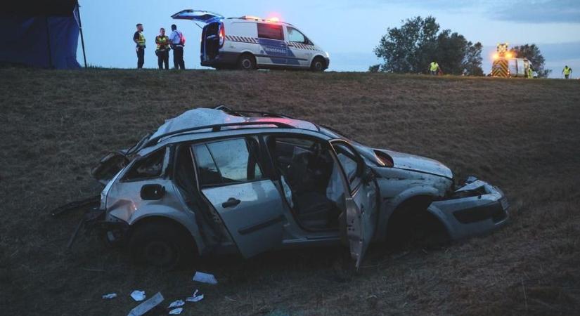 A vétlen sofőr azonnal meghalt az M3-ason történt balesetben - helyszíni fotókkal, videóval