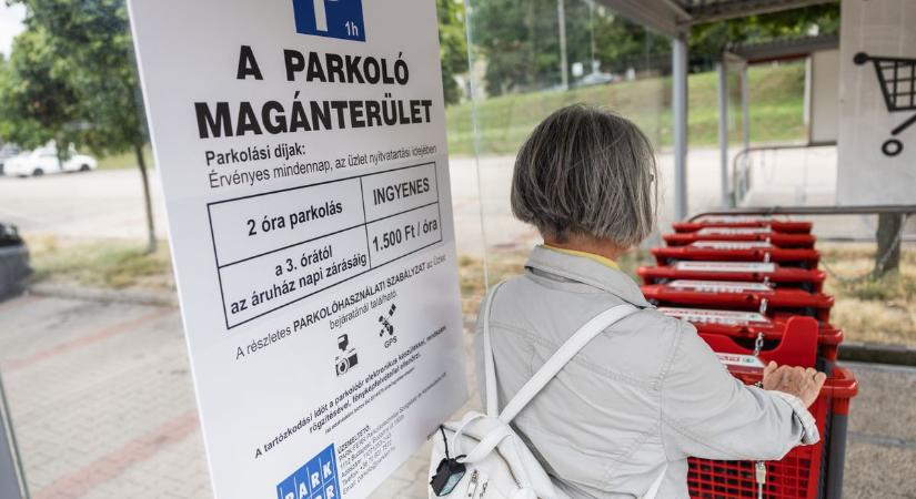 Fizetős lett a parkolás a Sparnál - reagáltak a lakosok!