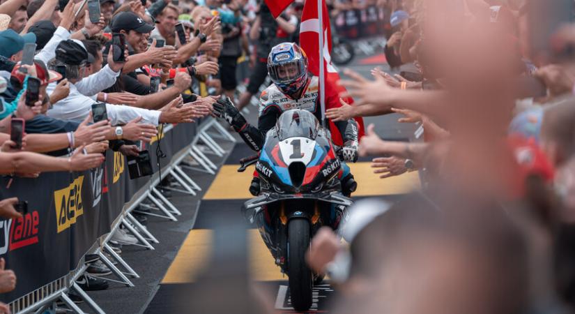 Razgatlioglu és a BMW dominált az új magyar pályán - Sikeres visszatérés