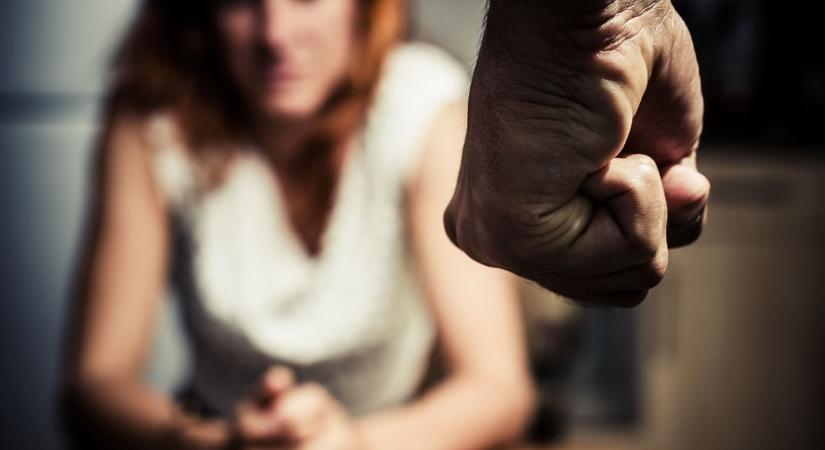 Ütötte, verte és prostitúcióra kényszerítette várandós élettársát - 12 évet kapott