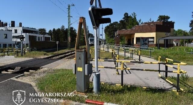 Letörte a vasúti sorompót, bejelentette és megvárta a rendőröket