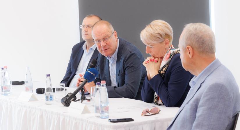Kétszáz millió forint fejlesztési forrásra pályázhatnak a Balaton-környéki települések – jelentette be Navracsics Tibor