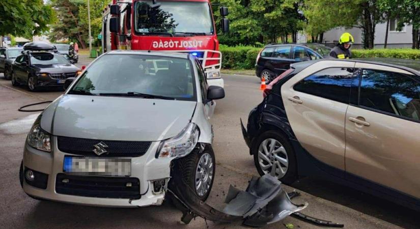 Ittasan tarolhatta le a sofőr a parkoló autókat az egri Cifrakapu úton  fotók