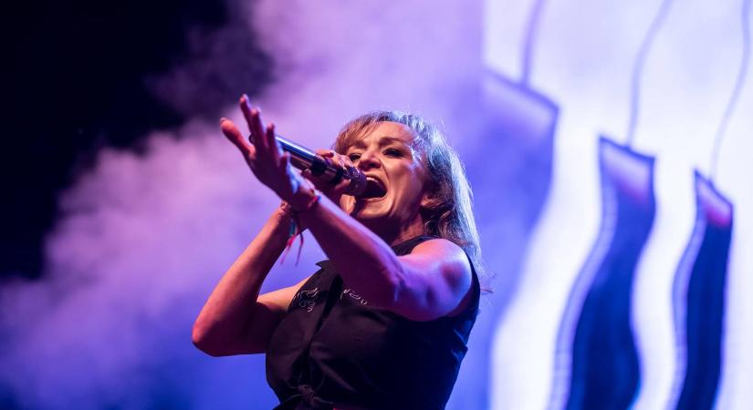 Szandi 49 évesen bikinire vetkőzött, Stana Alexandra megmutatta új párját