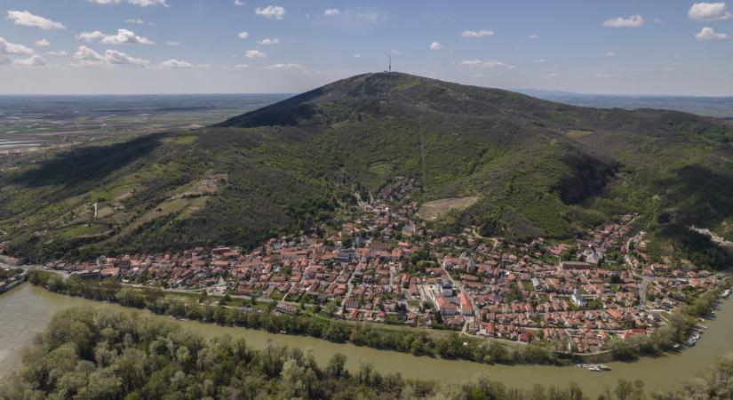 Katonák őrzik Tokajban a Kopasz-hegyet, most nem érdemes kirándulást tervezni oda