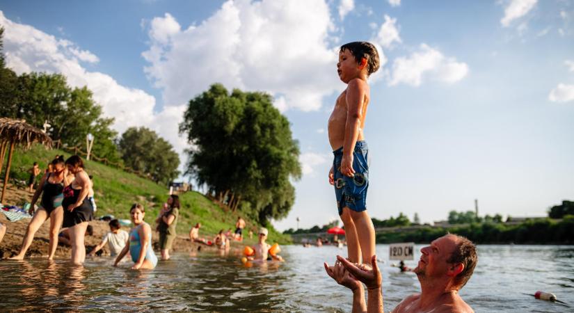 Szolnoknak is kijárt a tiszai fürdőzés – Szerencsés, aki folyó vagy tó mellett él, számára akár végtelen strandolás is lehet a nyár