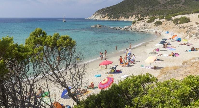 Strandolókat kergetett a tengerbe a partot elérő erdőtűz a népszerű üdülőhelyen