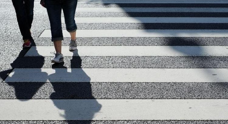 Egyszerű, de hatásos figyelmeztetés: így kelnek át az úton a japán iskolások