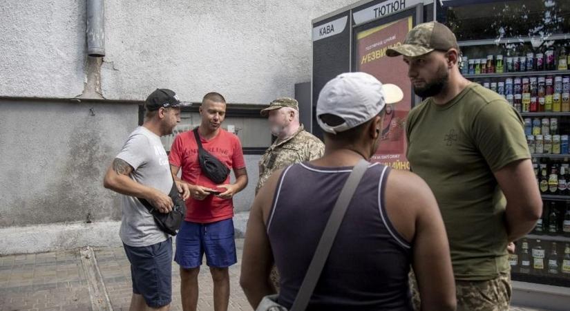 Továbbra is megalázással járhat a sorozás Ukrajnában (videó)
