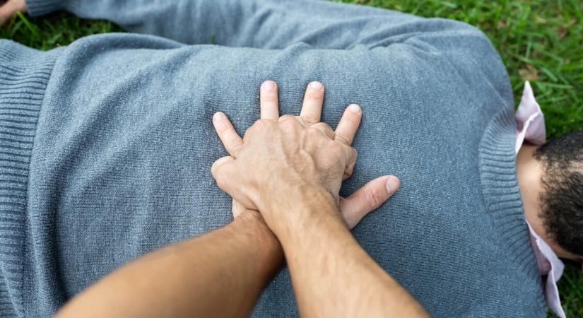 Drámai életmentés a strandon: 75 éves férfit mentettek ki a Balatonból