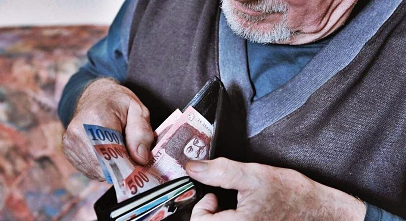 Újabb pénzt kapnak az idősek novemberben – de a 14. havi nyugdíjról rossz hírt közöltek