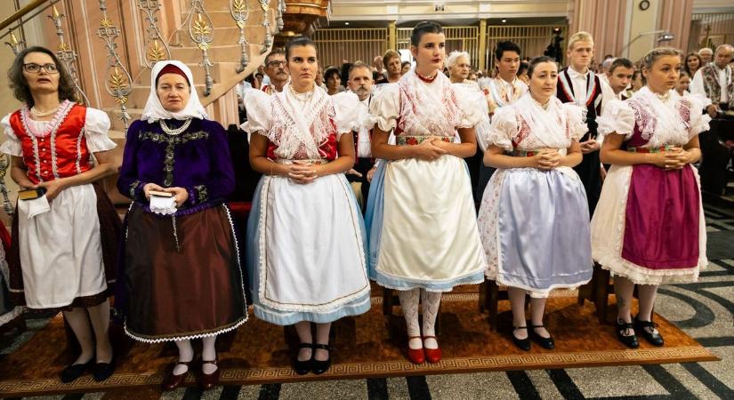 Ünnepi viseletet öltöttek magukra a búcsúi misére a kapuváriak