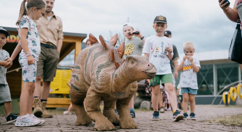 Életre keltettek egy dinoszauruszt a kassai állatkertben