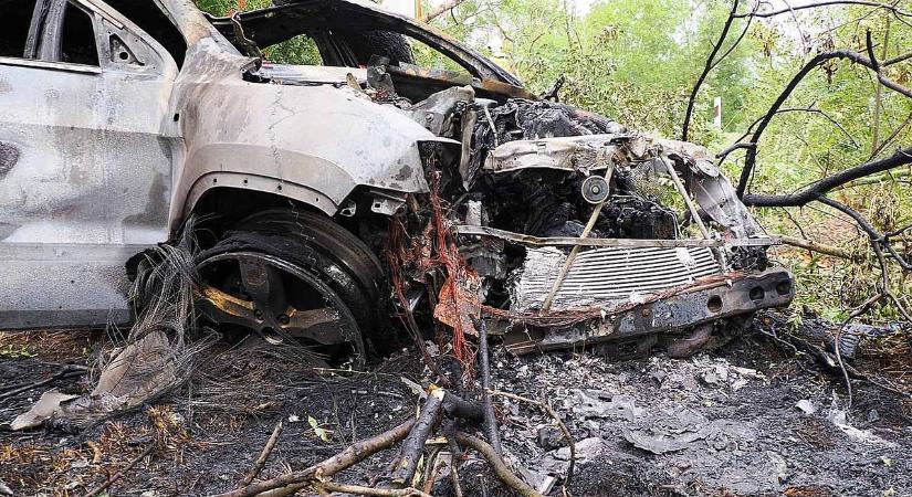 A felismerhetetlenségig kiégett egy személyautó a 45-ösön, fotókon mutatjuk a borzasztó balesetet