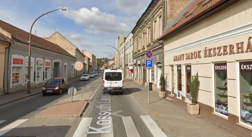 Parkolási fejlemény Esztergomban: kiakadt a belvárosi boltos