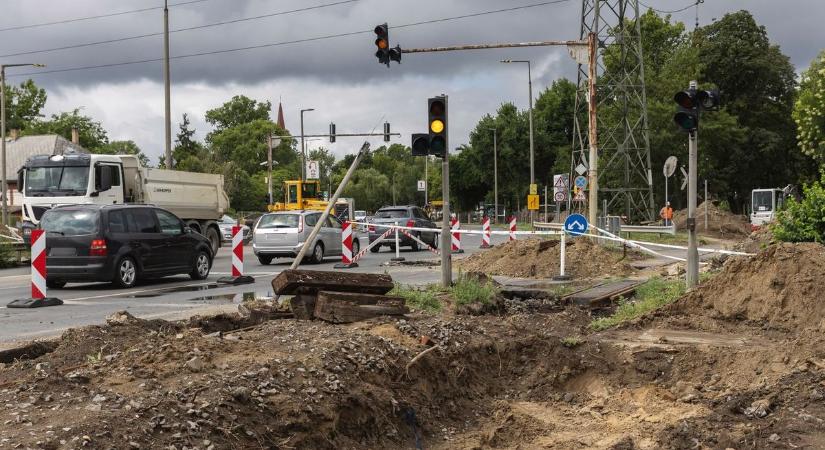 Forgalmas debreceni csomópontot zártak le, már el is kezdődtek a munkálatok! – fotókkal!