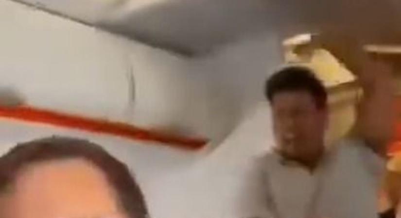 „Allah Akbar” és „Halál Amerikára” felkiáltással fenyegetőzött bombával egy férfi a repülőn, az utasok állították le (VIDEÓ)