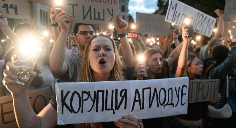 Zelenszkij ellen lázadnak az emberek – Az intézményesített lopás miatt tüntetnek Ukrajnában