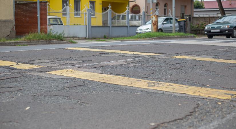 Újabb útszakasz újul meg – a Teleki utcán dolgozik a Via Kanizsa